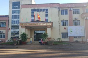 Nguyên giám đốc Bệnh viện đa khoa Đắk Nông bỗng nhiên bị tâm thần