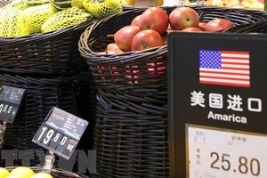 Hoa quả nhập khẩu từ Mỹ được bày bán tại siêu thị ở thủ đô Bắc Kinh (Trung Quốc). (Nguồn: EPA/TTXVN).