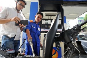 Giá xăng E5 RON 92 tăng thêm 675 đồng mỗi lít