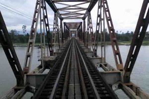 Một cầu yếu cần được cải tạo trên tuyến đường sắt Bắc Nam.