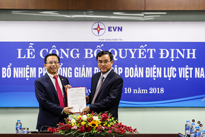 Chủ tịch Hội đồng thành viên EVN Dương Quang Thành (bên phải) trao Quyết định bổ nhiệm Phó Tổng giám đốc EVN cho ông Nguyễn Xuân Nam. (Ảnh: evn.com.vn).