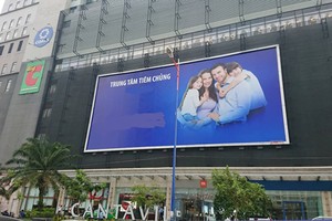 Thương hiệu Parkson không còn thấy ở mặt tiền toà nhà Cantavil mà thay vào đó là biển hiệu của một trung tâm tiêm chủng. Ảnh: Vũ Lê.