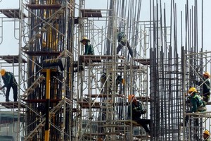 Công nhân làm việc trong một dự án xây dựng tại Hà Nội. Ảnh: Reuters.