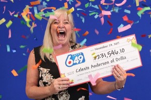 Niềm vui của khách hàng tại Ontario (Canada) khi nhận giải trúng xổ số hơn 230.000 USD. Ảnh: OLG.