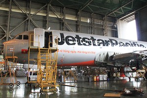 Máy bay được bảo dưỡng, sửa chữa tại một doanh nghiệp bảo dưỡng ở Nội Bài. Ảnh: Đoàn Loan.