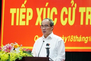 Bí thư Thành ủy TP.HCM Nguyễn Thiện Nhân tiếp xúc cử tri quận 4.