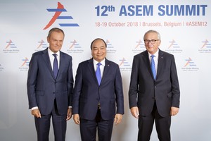 Chủ tịch Hội đồng châu Âu Donald Tusk và Chủ tịch Ủy ban châu Âu Jean-Claude Juncker đón Thủ tướng Nguyễn Xuân Phúc. Ảnh: Hội đồng châu Âu.