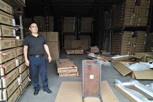 Ben Yang trong nhà máy sản xuất đồ nội thất ở Quảng Đông. Ảnh: Bloomberg.