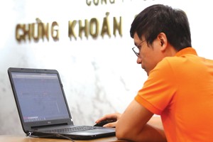 Các công ty chứng khoán lớn thường áp dụng mức tối thiểu cho môi giới khoảng 25 triệu đồng/tháng doanh thu phí, như vậy tổng giá trị giao dịch khoảng 12,5 tỷ đồng/tháng.