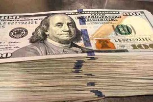 10.000 USD tiền mặt mà một thanh niên bo cho cô phục vụ. (Nguồn: Sup Dogs).