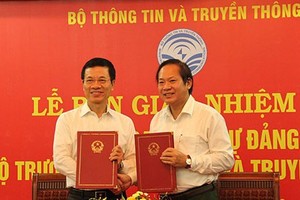Ông Nguyễn Mạnh Hùng (trái) và ông Trương Minh Tuấn tại Lễ bàn giao chức Bộ trưởng ngày 3/8. Ảnh: MIC.
