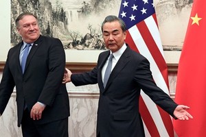 Ngoại trưởng Mỹ Mike Pompeo (trái) và Ngoại trưởng Trung Quốc Vương Nghị trong cuộc gặp tại Bắc Kinh hôm 8/10. Ảnh: Reuters.