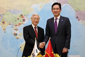 Tổng Bí thư Nguyễn Phú Trọng và Phó chủ tịch Samsung  Lee Jae-yong tại sự kiện Samsung được cấp chứng nhận đầu tư dự án 1,4 tỷ USD ở TP.HCM.