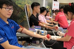 Những người hiến máu tình nguyện được lựa chọn nhận quà bằng hiện vật hoặc dịch vụ khám bệnh từ 1/11. Ảnh. Nam Phương.