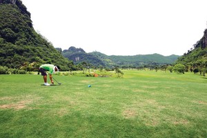 Chỉ có phân nửa số dự án sân golf trong quy hoạch được xây dựng và đi vào hoạt động. Trong ảnh: Sân golf Phượng Hoàng (Hòa Bình). Ảnh: Đức Thanh.