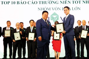 Đại diện Tập đoàn Novaland nhận giải thưởng Top 10 Báo cáo thường niên tốt nhất năm 2018 dành cho doanh nghiệp trong nhóm vón hóa lớn.
