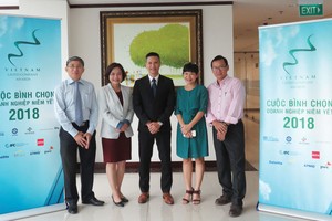 Các thành viên Nhóm chấm báo cáo phát triển bền vững.