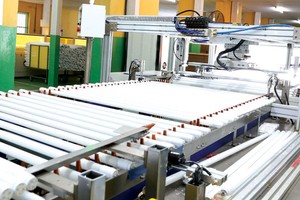 Sản xuất đèn Led Tube tự động tại Công ty Bóng đèn phích nước Rạng Đông.