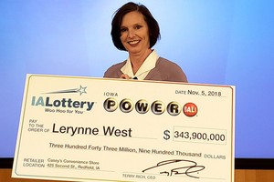 Bà Lerynne West nhận giải độc đắc trị giá 343,9 triệu USD, giải xổ số lớn nhất từng được nhận tại bang Iowa. (Nguồn: WOWT)