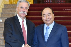 Thủ tướng Nguyễn Xuân Phúc tiếp giám đốc giải đua F1. Ảnh: VGP.