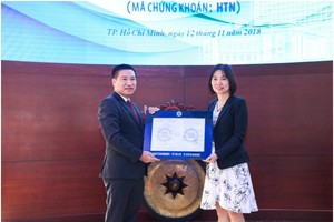 Ông Nguyễn Đình Trung nhận quyết định niêm yết từ Sở Giao dịch Chứng khoán TP.HCM.