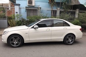 Chiếc Mercedes C230 bán hơn 460 triệu đồng.