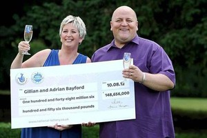 Vợ chồng Gillian và Adrian Bayford khi đi nhận giải độc đắc và chưa ly dị. (Nguồn: Daily Express).