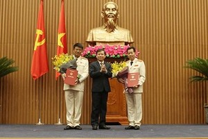 Thừa ủy quyền của Chủ tịch nước, Viện trưởng VKSND tối cao Lê Minh Trí trao quyết định Kiểm sát viên VKSND tối cao cho đồng chí Nguyễn Huy Tiến và đồng chí Nguyễn Văn Quảng.