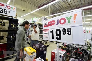 Người dân mua sắm trong ngày Black Friday tại California, Mỹ. (Ảnh: AFP/TTXVN).