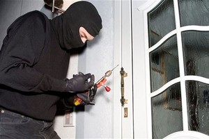 Ở nhiều chung cư mới, hiện đại, vì tiết kiệm chi phí, chủ đầu tư không thuê các công ty quản lý chuyên nghiệp, bố trí lực lượng bảo vệ quá mỏng, lắp thiết bị ổ khóa rẻ tiền, thiếu camera… nên vẫn xảy ra tình trạng trộm cướp.