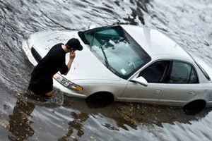 Phải làm gì khi trót phi xe vào chỗ ngập?