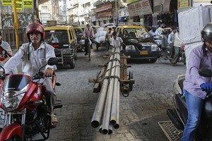 Người dân trên một con phố ở Mumbai (Ấn Độ). Ảnh: Reuters.