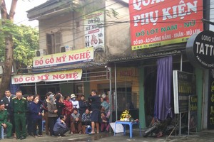 Hiện trường vụ hỏa hoạn xảy ra tại cửa hàng quần áo của chị H. (Ảnh: CTV).