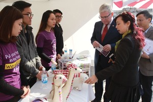 Các bạn trẻ giới thiệu ý tưởng khởi nghiệp với các "nhà đầu tư thiên thần".