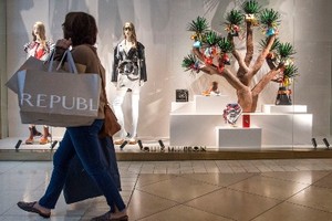 Người mua sắm đi qua cửa hàng của Louis Vuitton trong dịp Black Friday. Ảnh: AFP