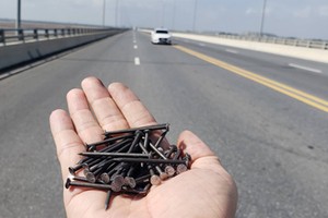 Chưa đầy 20 m có đến gần 30 cây đinh dài 5-7 cm nằm trên mặt cầu. (Ảnh: Giang Chinh).