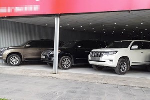 Những mẫu xe sang qua sử dụng đời còn khá mới được bán tại Hà Nội nhưng với giá tiền tỷ.