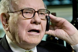 Tỷ phú đầu tư Warren Buffett trong một cuộc phỏng vấn năm 2008. Ảnh: AFP.