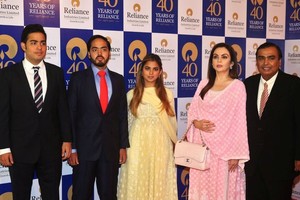 Cuộc sống của gia tộc giàu nhất châu Á