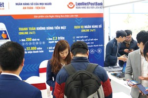 Gian hàng Ví Việt thu hút đông đảo học sinh, sinh viên và các bạn trẻ hưởng ứng tham gia.