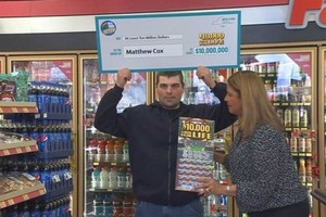 Anh Matthew Cox nhận giải thưởng xổ số 10.000 USD/tuần cho đến hết đời. (Nguồn: WIVB).