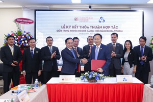 PGS.TS.Mai Thanh Phong - Hiệu trưởng Trường Đại học Bách khoa TP.HCM và ông Lê Chí Trung - Tổng Giám đốc Hưng Thịnh Incons cùng đại diện 2 đơn vị thực hiện nghi thức ký kết hợp tác.