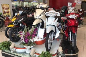 Giáp Tết, có những mẫu xe máy giảm giá, ưu đãi cho người mua nhưng cũng có những mẫu xe bán giá cao hơn cả chục triệu đồng.