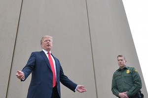 Ông Trump đến xem mô hình tường biên giới Mỹ - Mexico tại California tháng 3/2018. Ảnh:AFP.