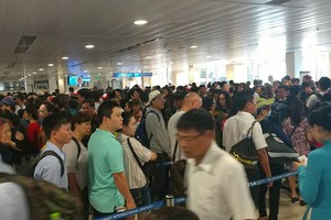 Hành khách được khuyến cáo không nên bịt mặt hoặc đeo khẩu trang, kính đen khi đến sân bay.