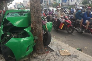 Xe taxi bể nát sau tai nạn.