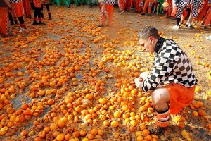 Cuộc chiến ném cam và 10 lễ hội 'quái đản' nhất thế giới