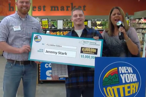 Anh Jeremy đến nhận giải thưởng 5 triệu USD cùng bố mình.