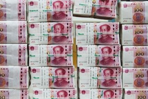 Công ty Trung Quốc xếp tiền thành núi để thưởng đều cho khoảng 5.000 nhân viên.