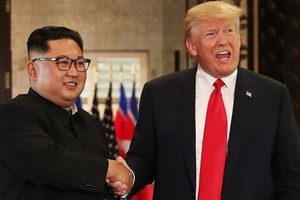 Tổng thống Mỹ Donald Trump (phải) và lãnh đạo Triều Tiên Kim Jong-un tại hội nghị thượng đỉnh đầu tiên hồi tháng 6 năm ngoái ở Singapore. Ảnh: Reuters.